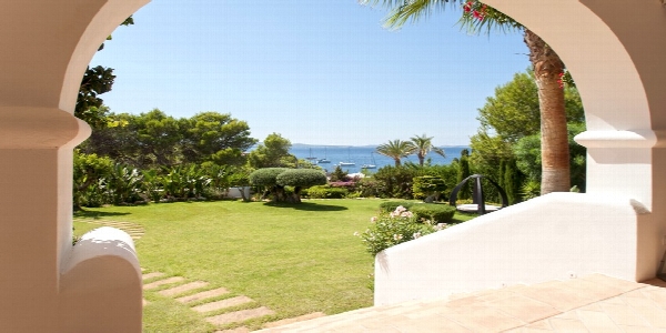 Luxusvilla in Cala Gració mit erster Linie zum Meer